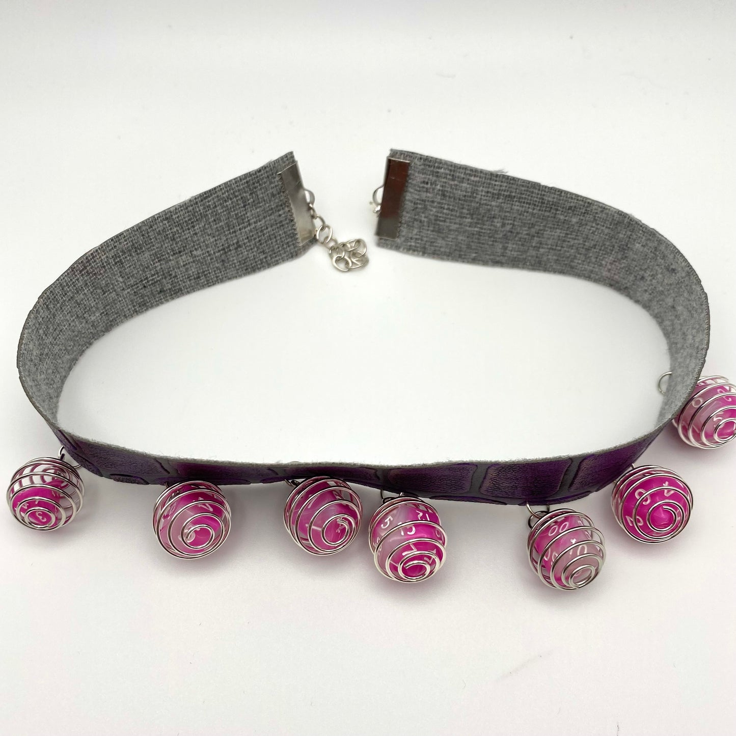 Tour de cou de dés à l’échelle du dragon