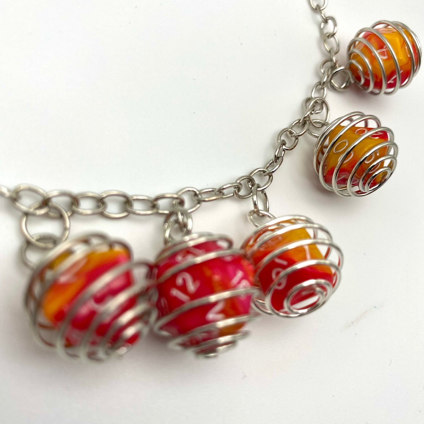 Tour de cou de dés en spirale